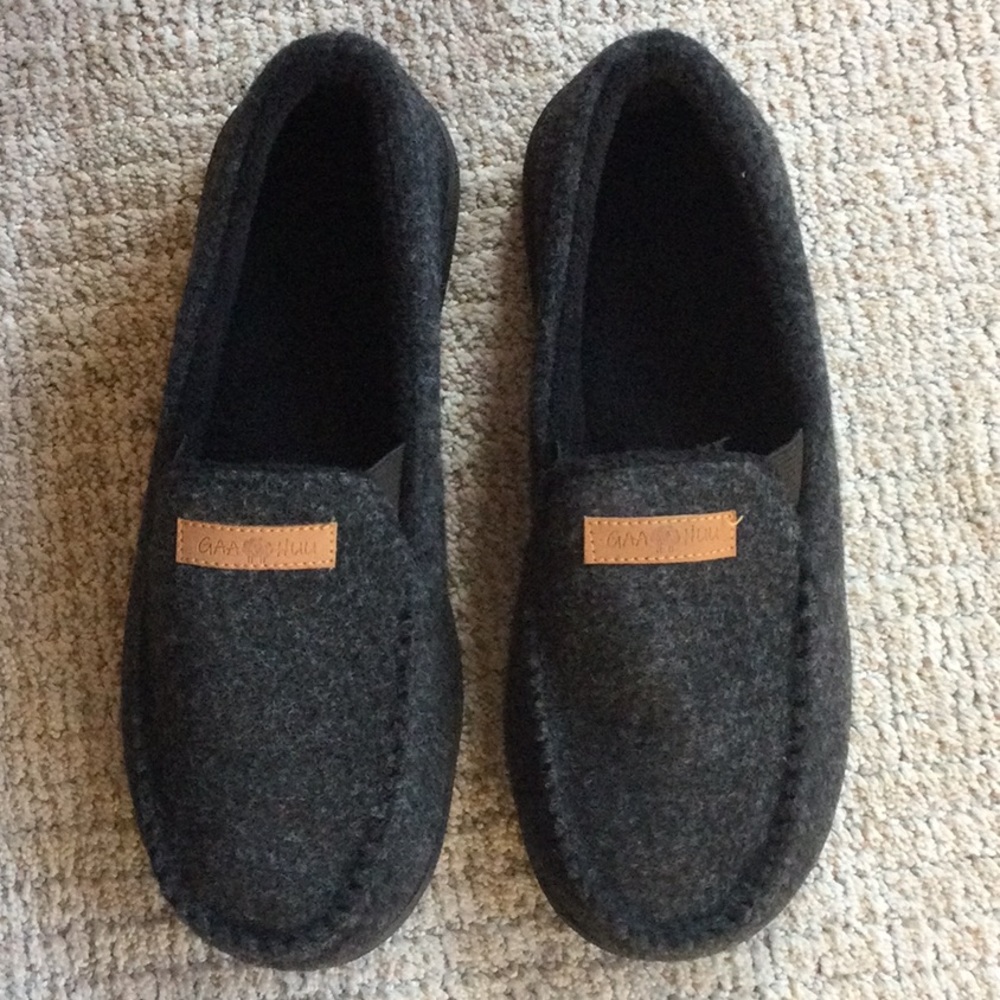 Men s slippers size S ( 8-9)